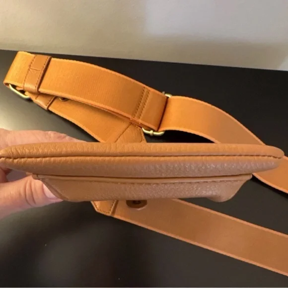 HOBO Cass Tan Pebble Leather Crossbody Phone Pouch Adjustable Strap - Picture 12 of 14